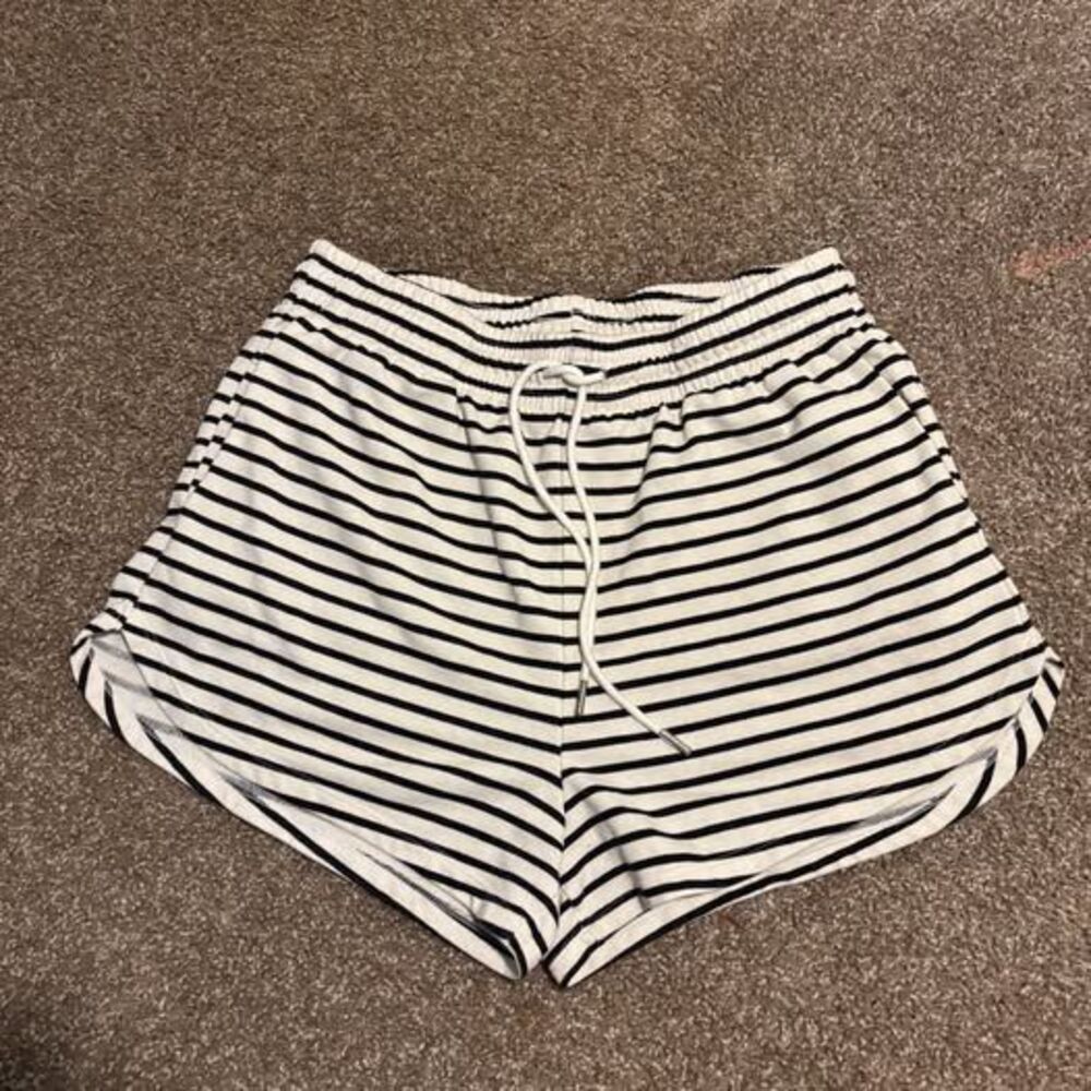 Women’s (size large) H&M Striped Comfort Shorts in great condition!